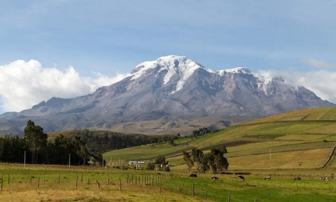 Núi  Chimborazo nhìn từ chân núi. Ảnh: Fredy Thuerig