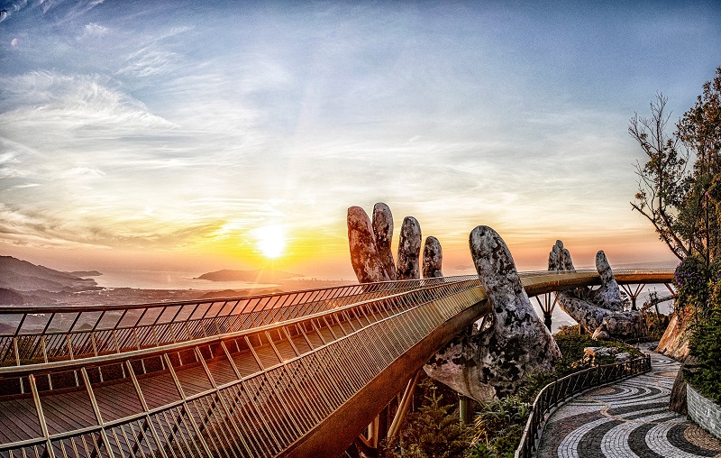 Check in cầu Vàng Đà Nẵng trên đỉnh khu du lịch Bà Nà Hills