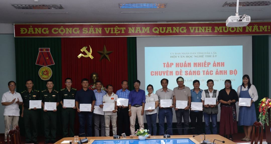 Ban tổ chức trao Chứng nhận cho các học viên