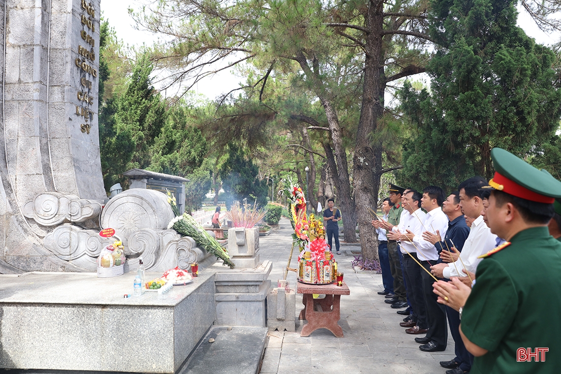 Lãnh đạo Hà Tĩnh dâng hương tại các nghĩa trang Trường Sơn, Đường 9