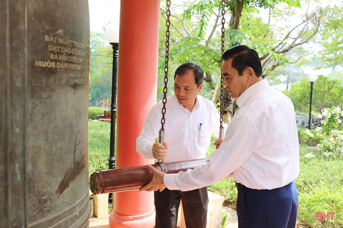 Lãnh đạo Hà Tĩnh dâng hương tại các nghĩa trang Trường Sơn, Đường 9