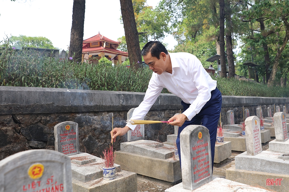 Lãnh đạo Hà Tĩnh dâng hương tại các nghĩa trang Trường Sơn, Đường 9