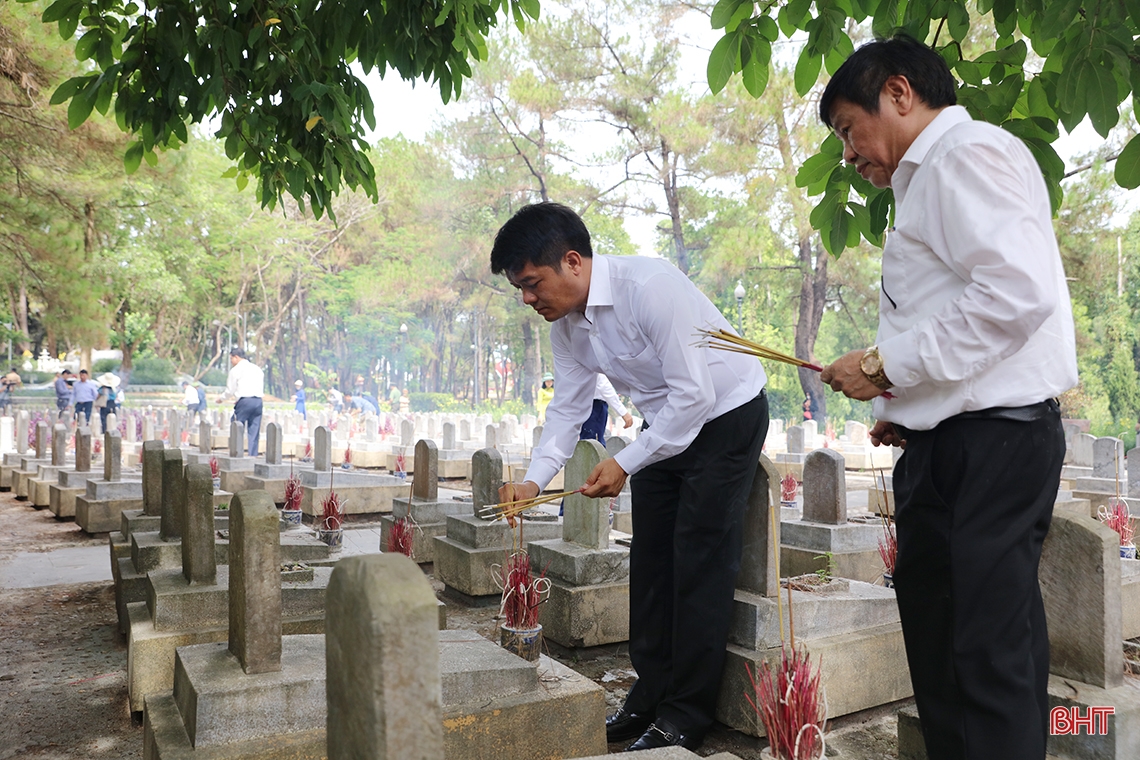 Lãnh đạo Hà Tĩnh dâng hương tại các nghĩa trang Trường Sơn, Đường 9