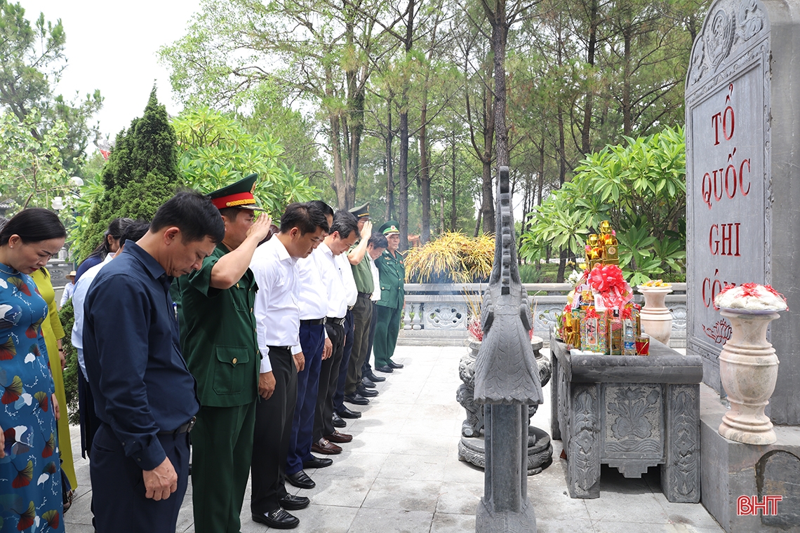 Lãnh đạo Hà Tĩnh dâng hương tại các nghĩa trang Trường Sơn, Đường 9