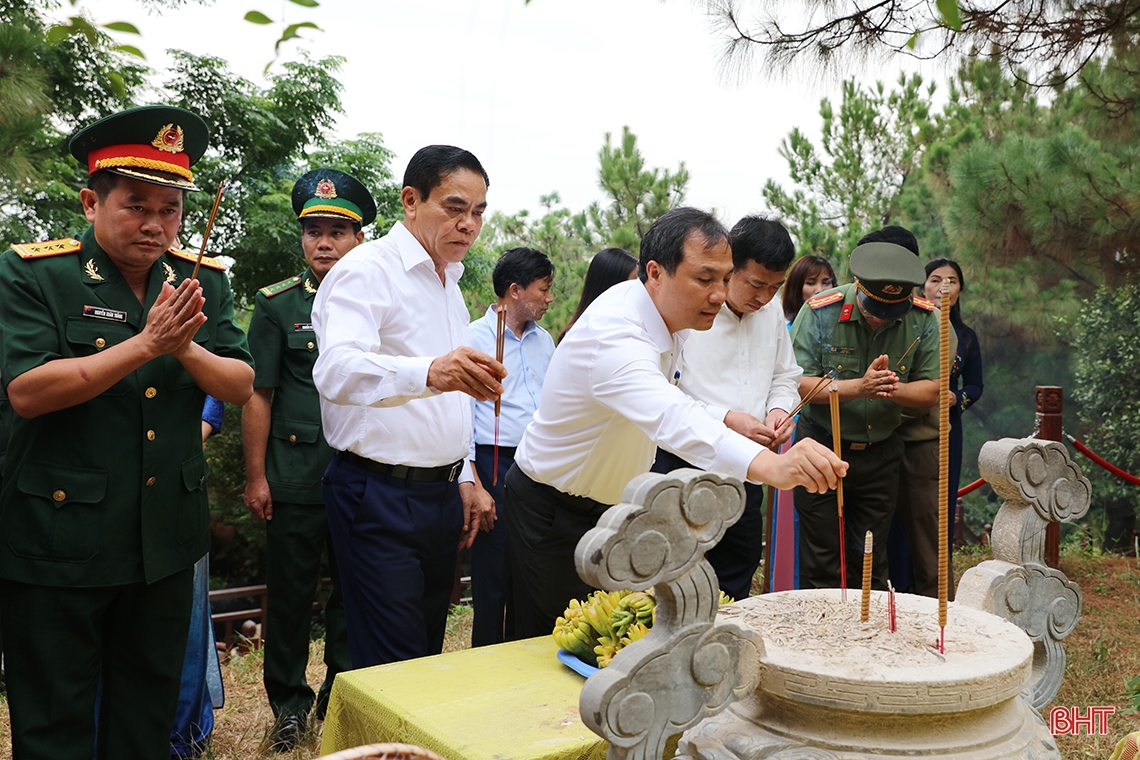 Lãnh đạo Hà Tĩnh dâng hương tại các nghĩa trang Trường Sơn, Đường 9