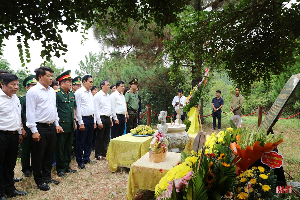 Lãnh đạo Hà Tĩnh dâng hương tại các nghĩa trang Trường Sơn, Đường 9