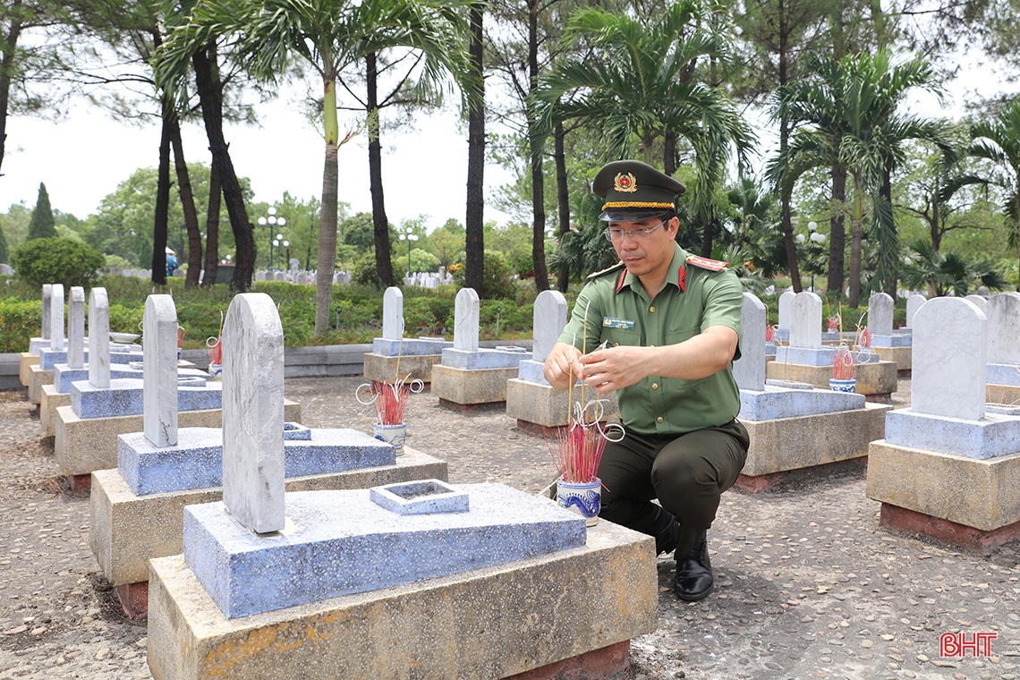 Lãnh đạo Hà Tĩnh dâng hương tại các nghĩa trang Trường Sơn, Đường 9