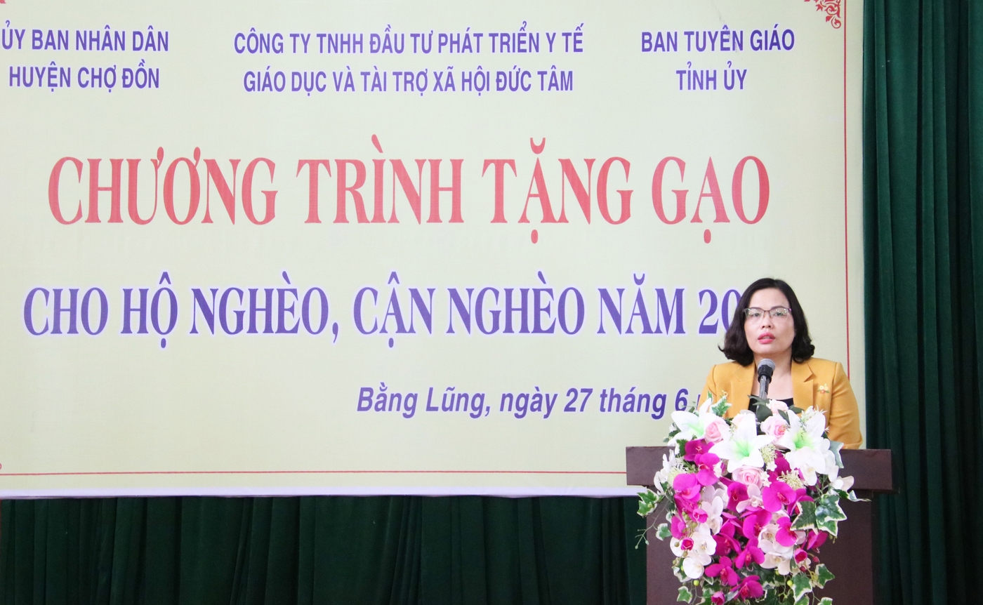 Tặng 5 tấn gạo cho hộ nghèo, cận nghèo huyện Chợ Đồn ảnh 2