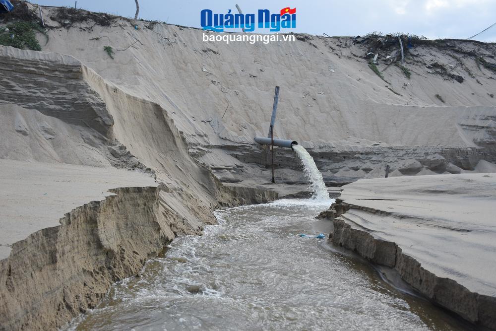 Chưa có hạ tầng thu gom, xử lý nước thải, nên người nuôi tôm ở xã Đức Minh (Mộ Đức) xả nước thải từ hồ tôm ra bãi biển Minh Tân Bắc.      Ảnh: Ý THU