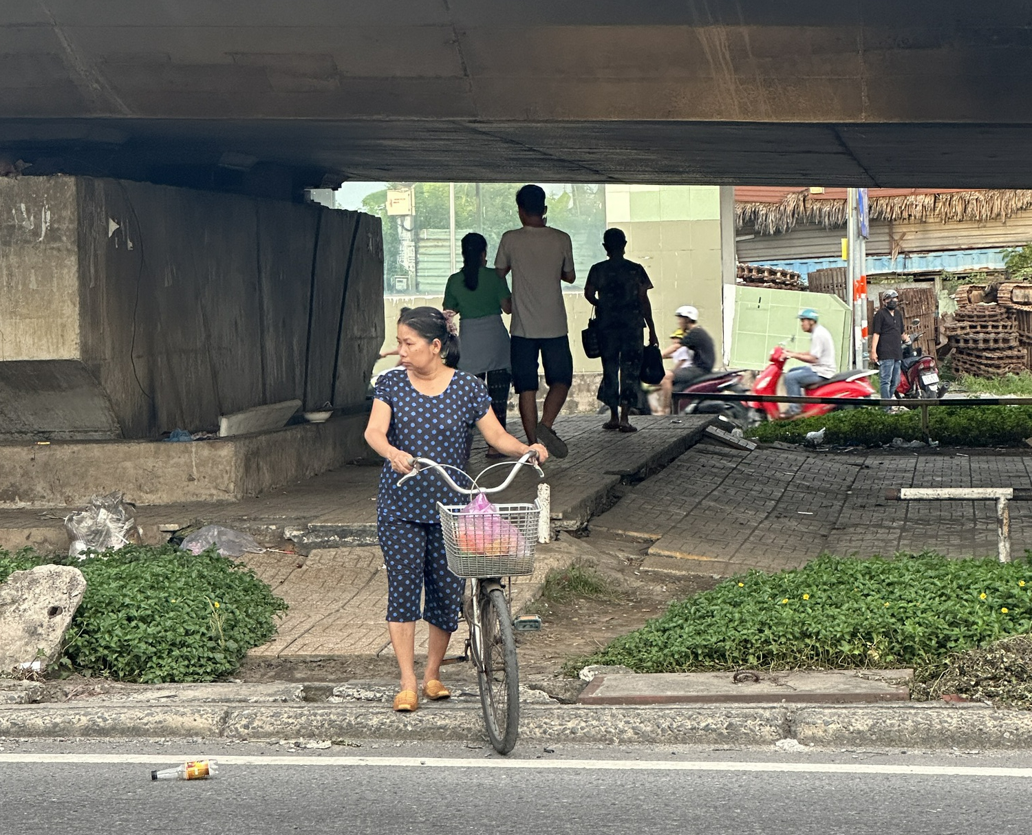 &quot;Bí mật&quot; dưới các hầm bộ hành ở Bình Chánh  - Ảnh 11.