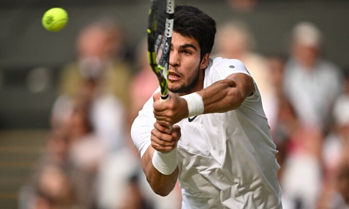 Alcaraz trong một cú đánh trái ở chung kết Wimbledon 2023. Ảnh: Reuters