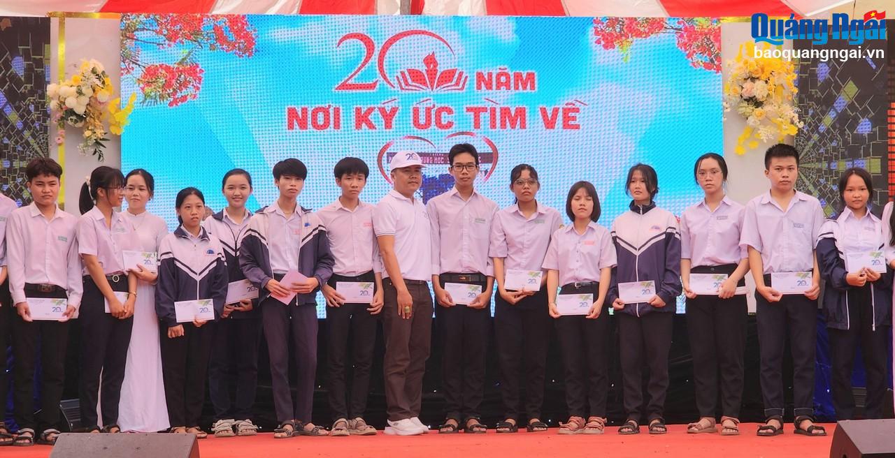 Cựu học sinh niên khóa 2000- 2003 trao tặng 28 suất học bổng cho các em học sinh nghèo vượt khó học tập.