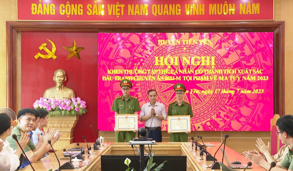 Lãnh đạo huyện Tiên Yên khen thưởng cho các tập thể có thành tích xuất sắc trong đấu tranh chuyên án phòng, chống tội phạm ma túy trên địa bàn