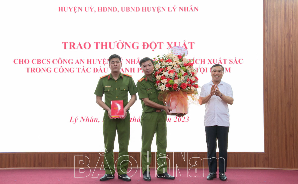 Trao thưởng đột xuất cho cán bộ chiến sĩ Công an huyện Lý Nhân truy bắt nhanh nhóm đối tượng lừa đảo trên không gian mạng