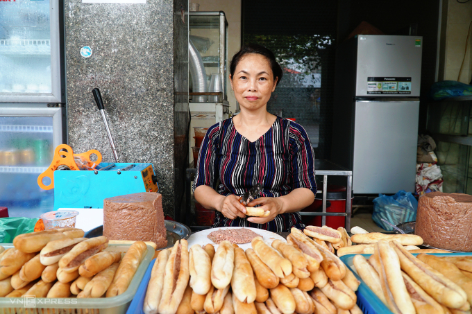 Bánh mỳ que  là đặc sản, được nhiều người chọn làm quà khi đến Hải Phòng. Ảnh: Phong Vĩnh