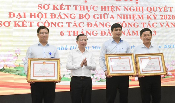 Chủ tịch UBND TPHCM Phan Văn Mãi: Xây dựng đội ngũ cán bộ chuyên nghiệp, hiệu quả, tinh thần phục vụ cao nhất ảnh 3