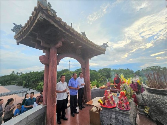 Hội Nhà báo Việt Nam tổ chức Chương trình Về nguồn “Thắp sáng ngọn lửa tri ân” tại Quảng Trị ảnh 1