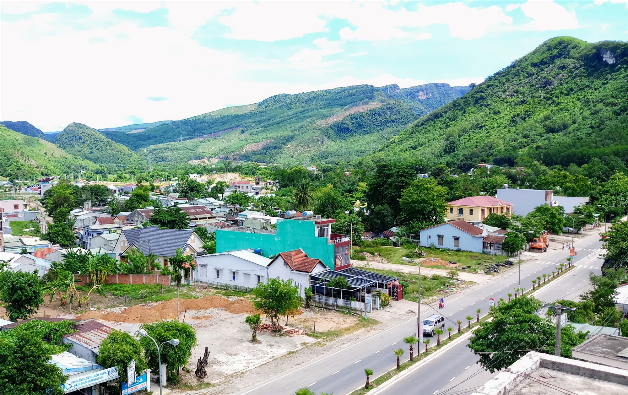 Nam Giang đề nghị đầu tư mở rộng các tuyến đường nội thị Thạnh Mỹ, tạo động lực phát triển kinh tế - xã hội địa phương. Ảnh: A.N