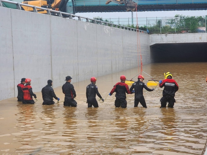 Lực lượng cứu hộ Hàn Quốc tìm kiếm những người mất tích trong một đường hầm ngập nước ở thành phố Cheongju.