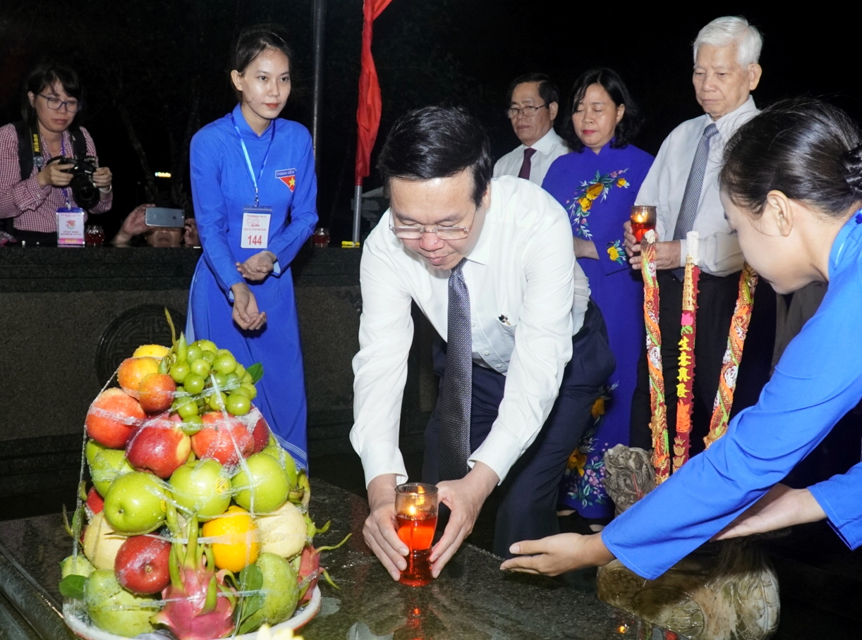 Chủ tịch nước Võ Văn Thưởng thắp nến tri ân tại phần mộ cố Tổng Bí thư Lê Hồng Phong