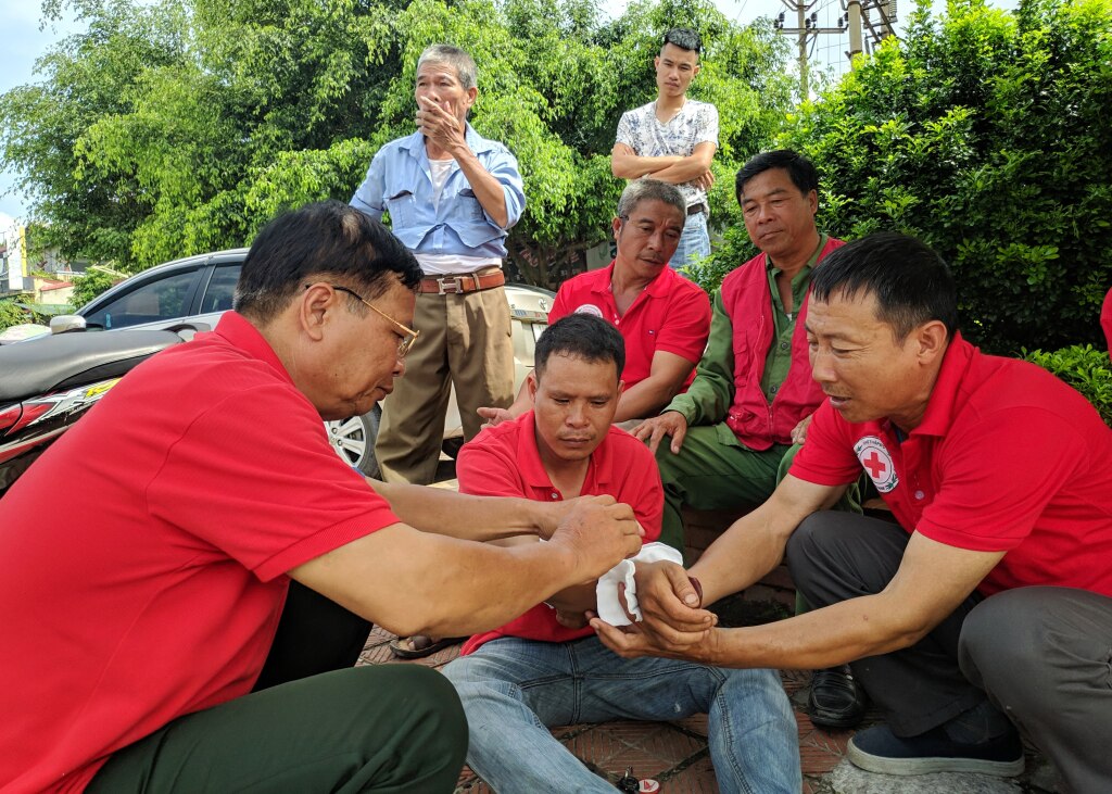 Các tình nguyện viên của Đội xe ôm Thân thiện - An toàn (phường Quảng Yên, TX Quảng Yên) túc trực chốt sơ, cấu cứu tại khu vực ngã tư cầu Sông Chanh