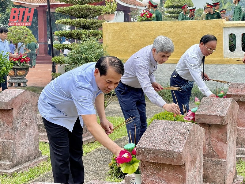 Trưởng Ban Tổ chức Tỉnh ủy Nguyễn Văn Hùng viếng Nghĩa trang liệt sĩ và thăm, tặng quà gia đình chính sách tại huyện Triệu Sơn