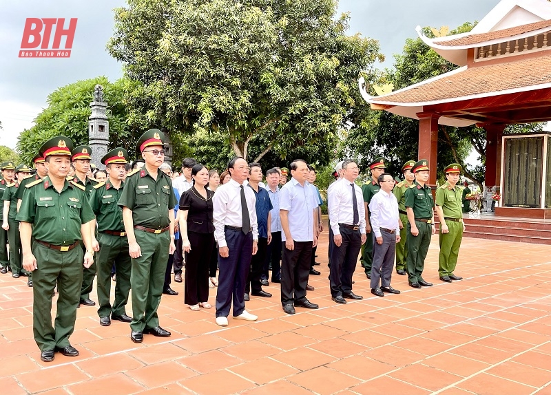 Trưởng Ban Tổ chức Tỉnh ủy Nguyễn Văn Hùng viếng Nghĩa trang liệt sĩ và thăm, tặng quà gia đình chính sách tại huyện Triệu Sơn