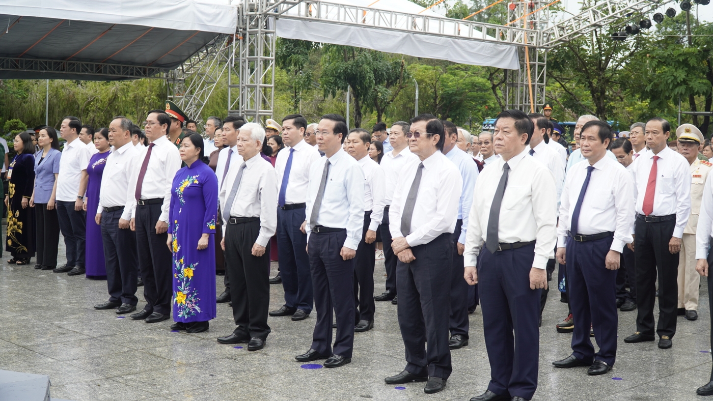 Chủ tịch nước Võ Văn Thưởng thành kính dâng hương tưởng niệm các Anh hùng liệt sĩ ảnh 2