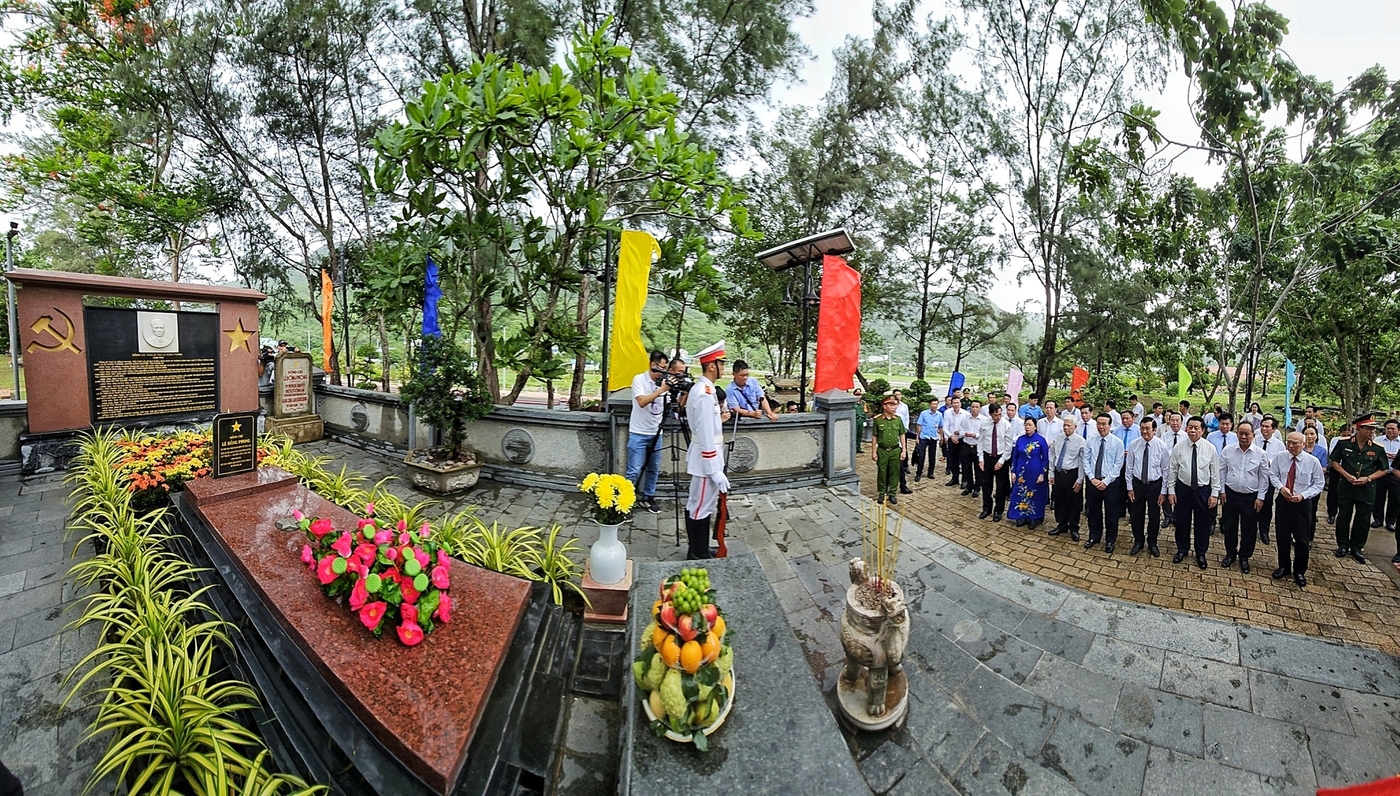 Chủ tịch nước Võ Văn Thưởng thành kính dâng hương tưởng niệm các Anh hùng liệt sĩ ảnh 4