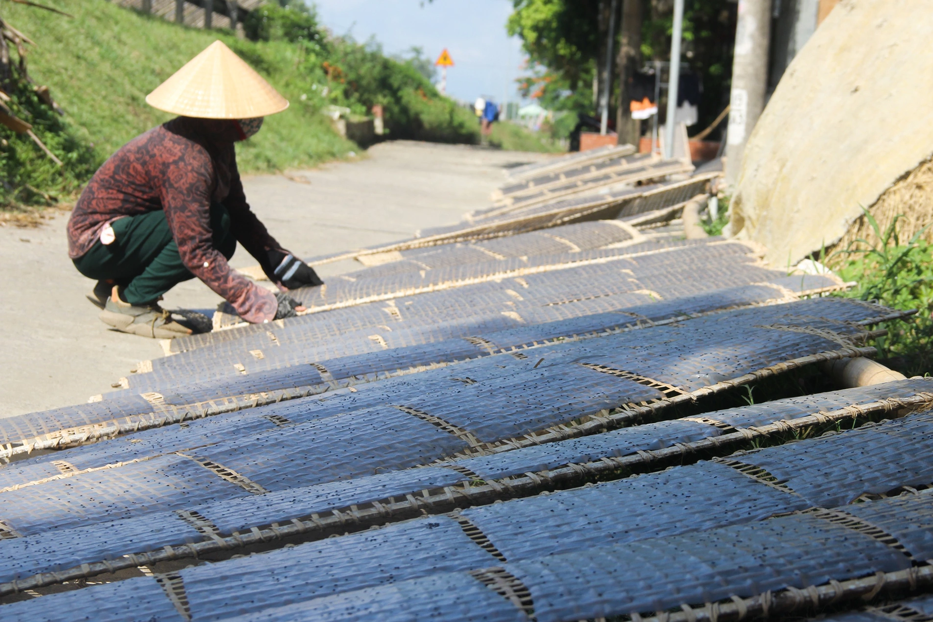 Mướt mồ hôi từ trong bếp ra ngoài sân làm bánh tích trữ cho mùa mưa rét - 7