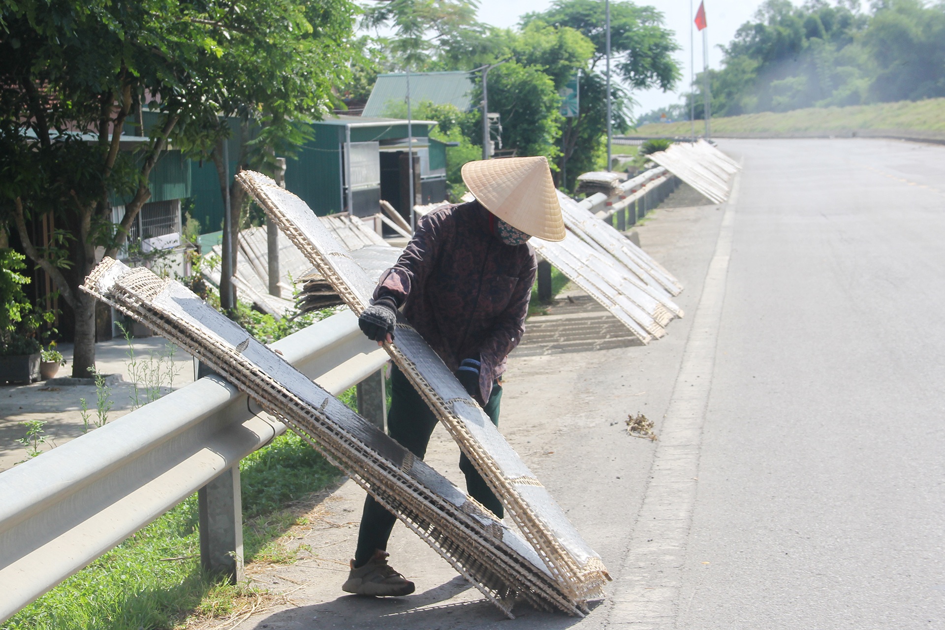 Mướt mồ hôi từ trong bếp ra ngoài sân làm bánh tích trữ cho mùa mưa rét - 9