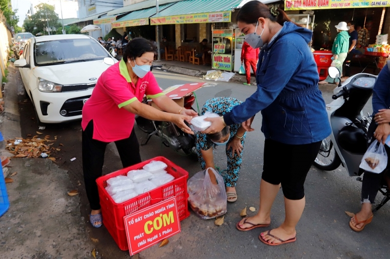 Trao tặng những phần cơm cho bệnh nhân tại Bệnh viện Quân Y 120.