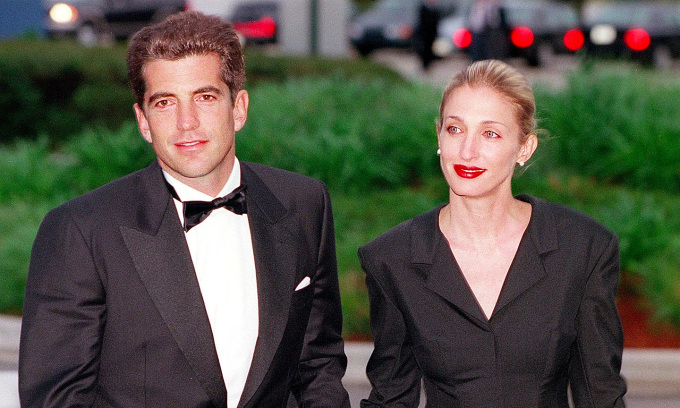 John F. Kennedy Jr. và vợ Carolyn Bessette. Ảnh: Justin Ide