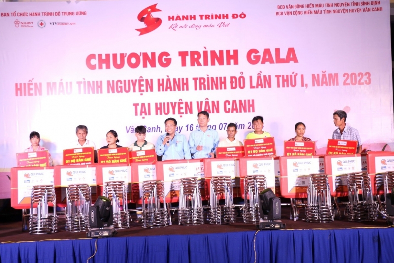 Công ty TNHH thương mại dịch vụ Qui Phúc trực tiếp tặng 10 bộ bàn ghế cho người dân có hoàn cảnh khó khăn tại huyện Vân Canh.