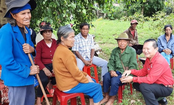 Hội Chữ thập đỏ quận Bình Thạnh cấp phát thuốc, tặng quà cho người dân đồng bào ở Gia Lai ảnh 3