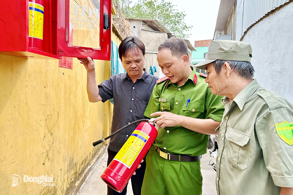 Công an P.Bình Đa (TP.Biên Hòa) hướng dẫn người dân các hẻm nhỏ dùng bình chữa cháy xách tay 