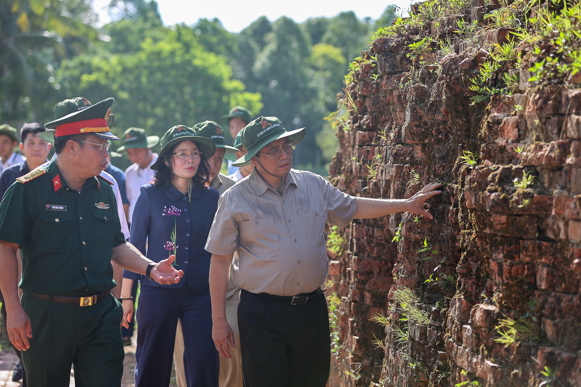 thu tuong pham minh chinh vieng cac nghia trang liet si tri an cac gia dinh chinh sach hinh 3