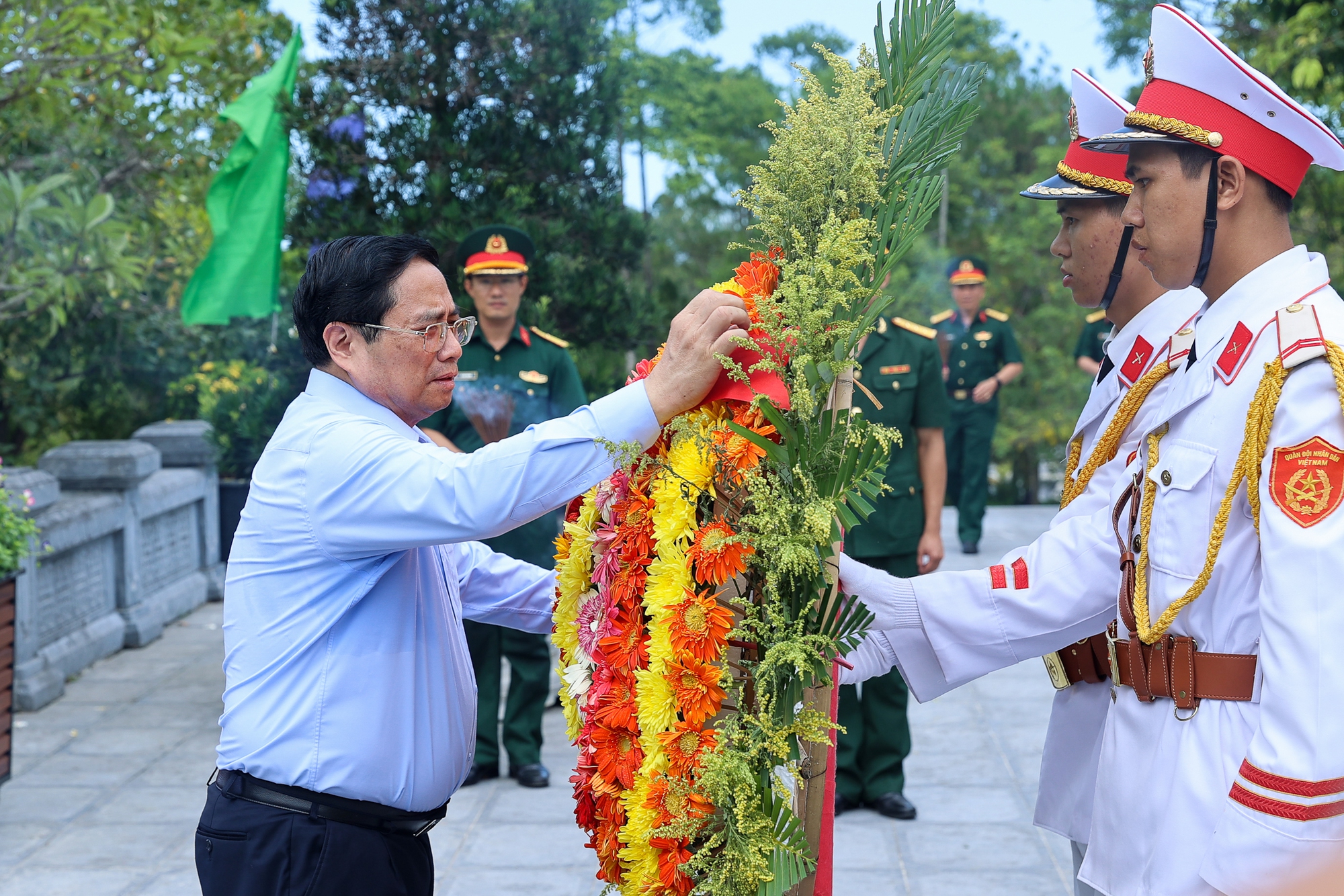 thu tuong pham minh chinh vieng cac nghia trang liet si tri an cac gia dinh chinh sach hinh 5