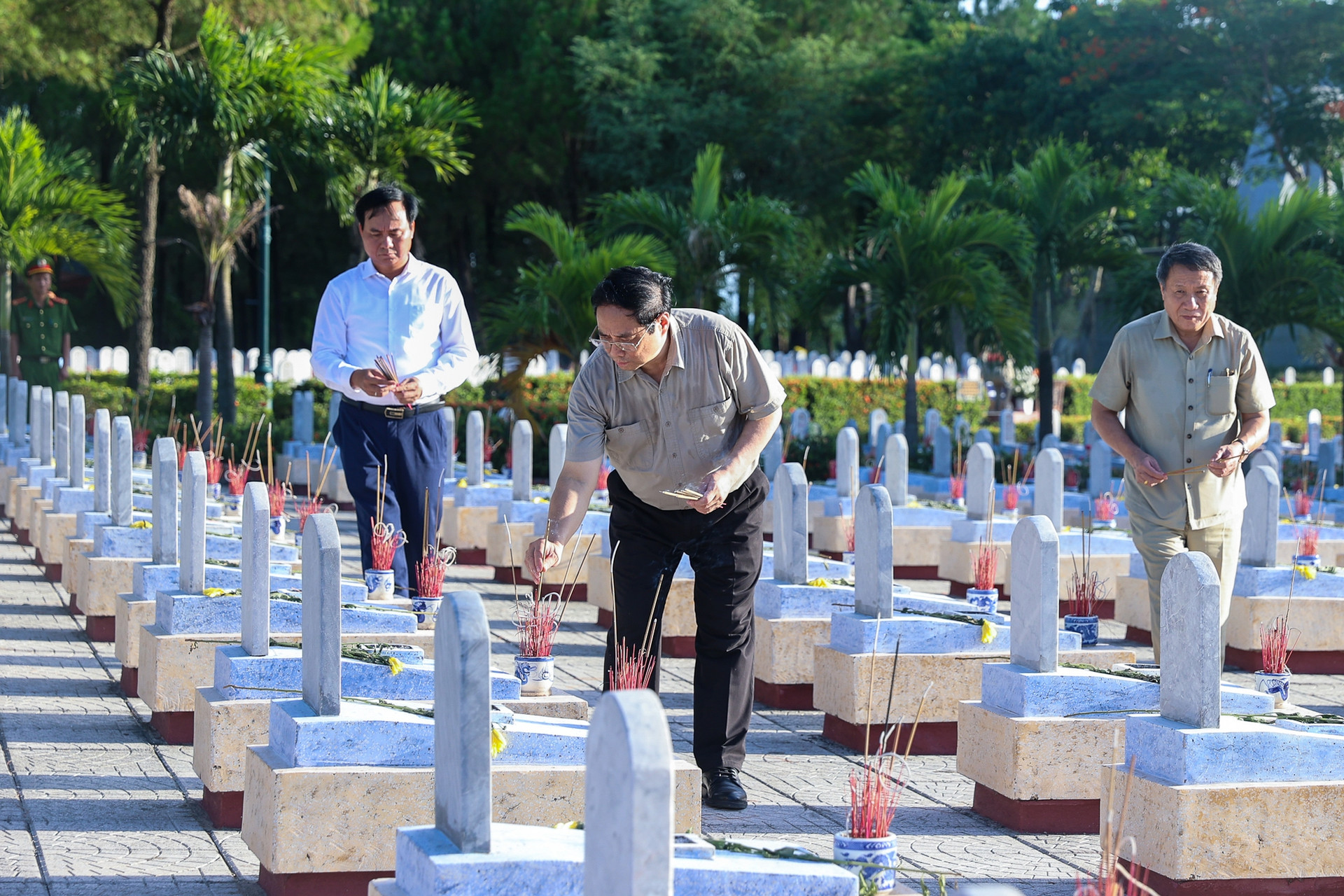 Thủ tướng Phạm Minh Chính dâng hương tưởng nhớ các anh hùng liệt sĩ, tri ân các gia đình chính sách - Ảnh 7.