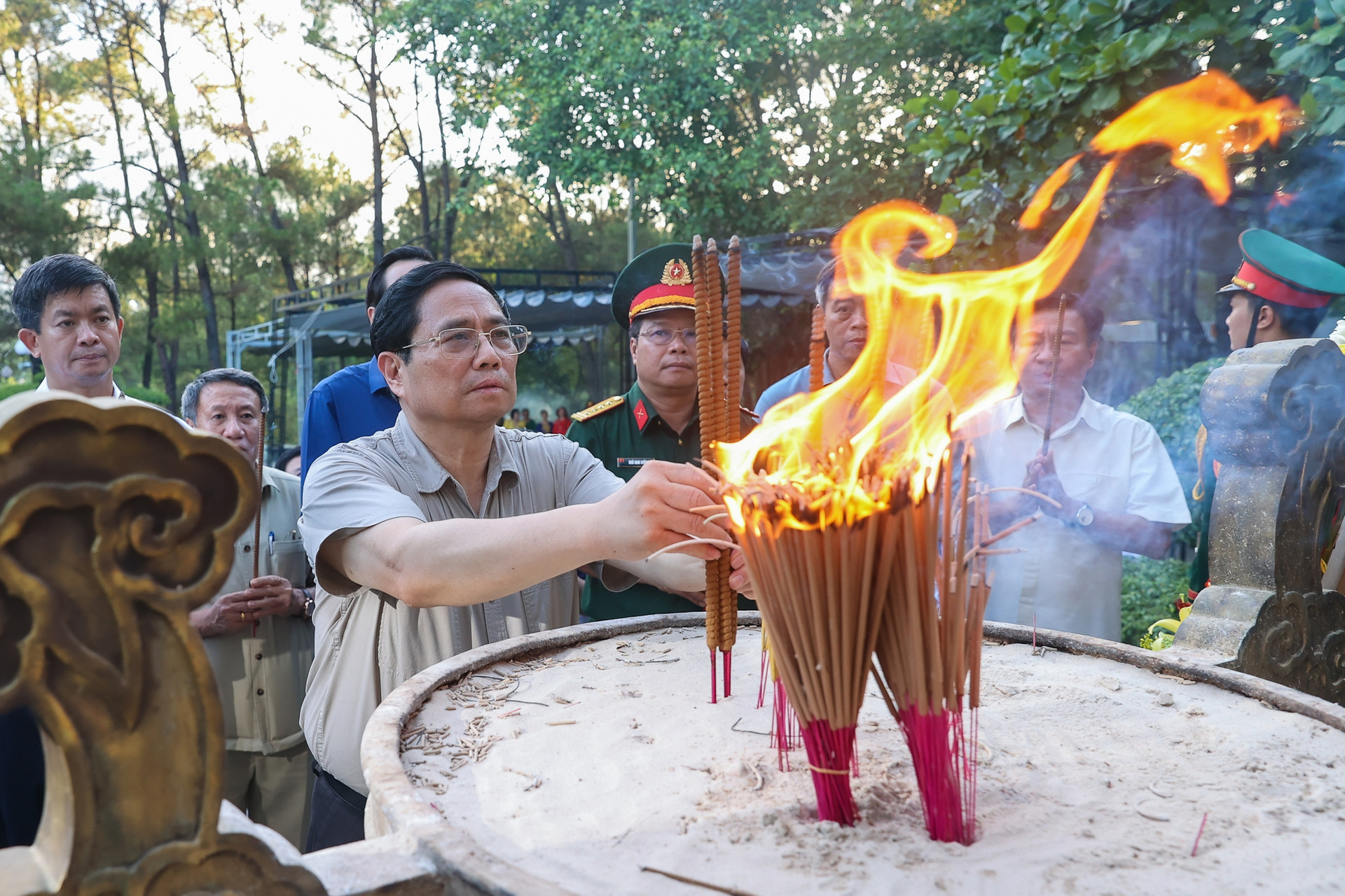 Thủ tướng Phạm Minh Chính dâng hương tưởng nhớ các anh hùng liệt sĩ, tri ân các gia đình chính sách - Ảnh 8.