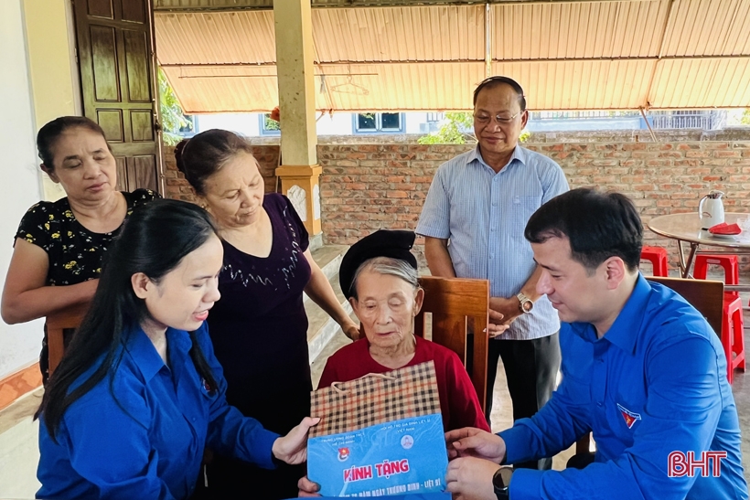 Trao nhà tình nghĩa, tặng quà thân nhân liệt sỹ, người có công ở Hà Tĩnh