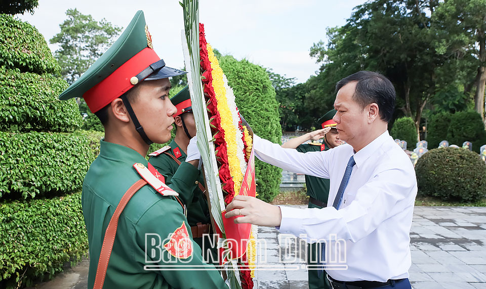 Đồng chí Lê Quốc Chỉnh, Phó Bí thư Thường trực Tỉnh ủy, Chủ tịch HĐND tỉnh, Trưởng đoàn Đoàn đại biểu Quốc hội tỉnh dâng vòng hoa viếng các Anh hùng Liệt sĩ tại nghĩa trang liệt sĩ Độc Lập, tỉnh Điện Biên.