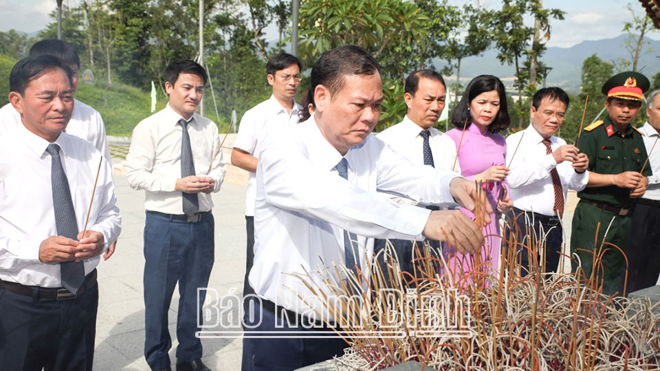 Đồng chí Lê Quốc Chỉnh, Phó Bí thư Thường trực Tỉnh ủy, Chủ tịch HĐND tỉnh, Trưởng đoàn Đoàn đại biểu Quốc hội tỉnh và các đại biểu dâng hương ở Đền thờ liệt sĩ tại chiến trường Điện Biên Phủ.