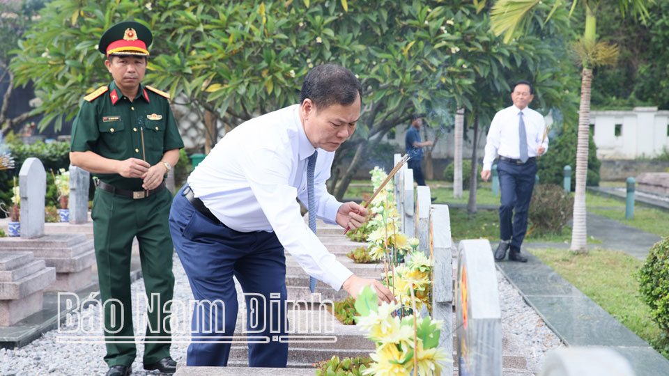 Đồng chí Lê Quốc Chỉnh, Phó Bí thư Thường trực Tỉnh ủy, Chủ tịch HĐND tỉnh, Trưởng đoàn Đoàn đại biểu Quốc hội tỉnh thắp hương các phần mộ tại nghĩa trang liệt sĩ Him Lam, tỉnh Điện Biên. 