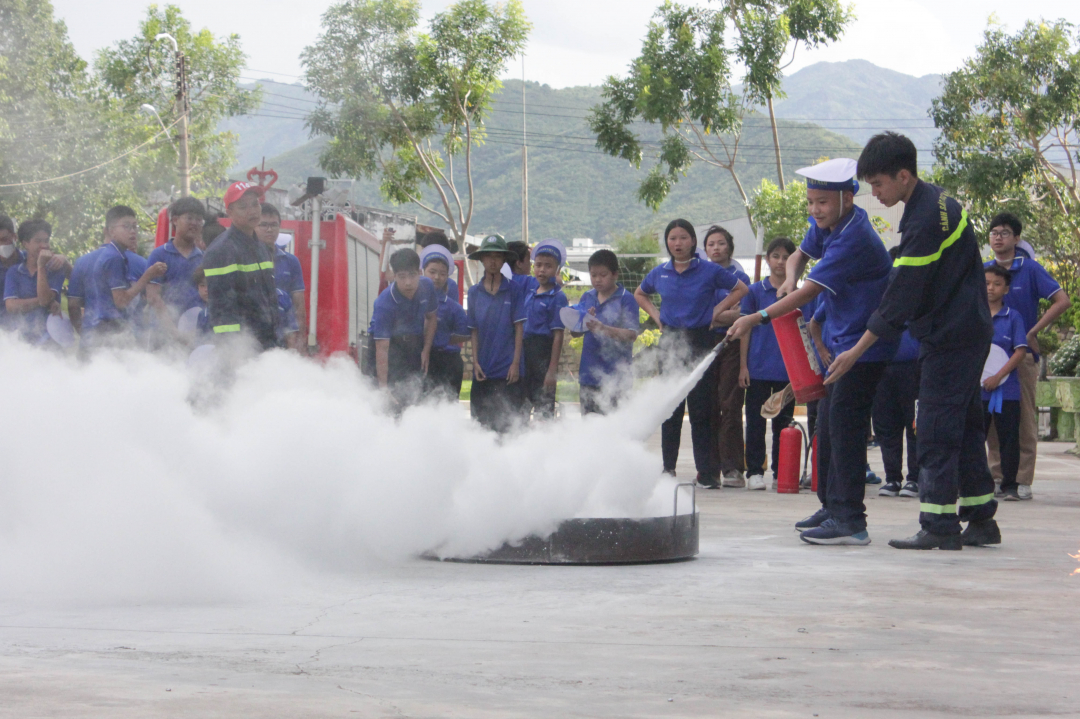 Hoạt động trang bị kỹ năng phòng cháy, chữa cháy.