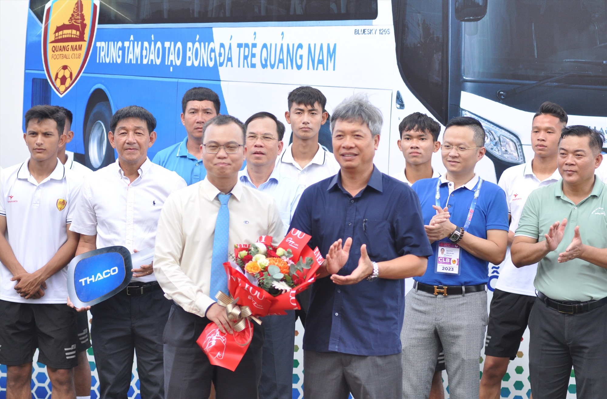 Phó Chủ tịch UBND tỉnh Hồ Quang Bửu tặng hoa cám ơn Công ty Cổ phần Tập đoàn Trường Hải đã trao tặng xe cho Trung tâm Đào tạo Bóng đá trẻ Quảng Nam. Ảnh: T.V