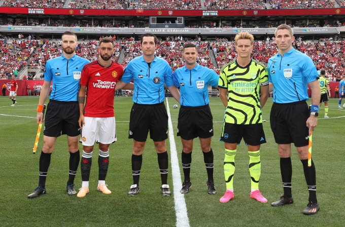 Bruno Fernandes (áo đỏ, trái) đeo băng đội trưởng Man Utd chụp ảnh lưu niệm trước trận thắng Arsenal 2-0 ở New Jersey ngày 22/7. Ảnh: manutd.com