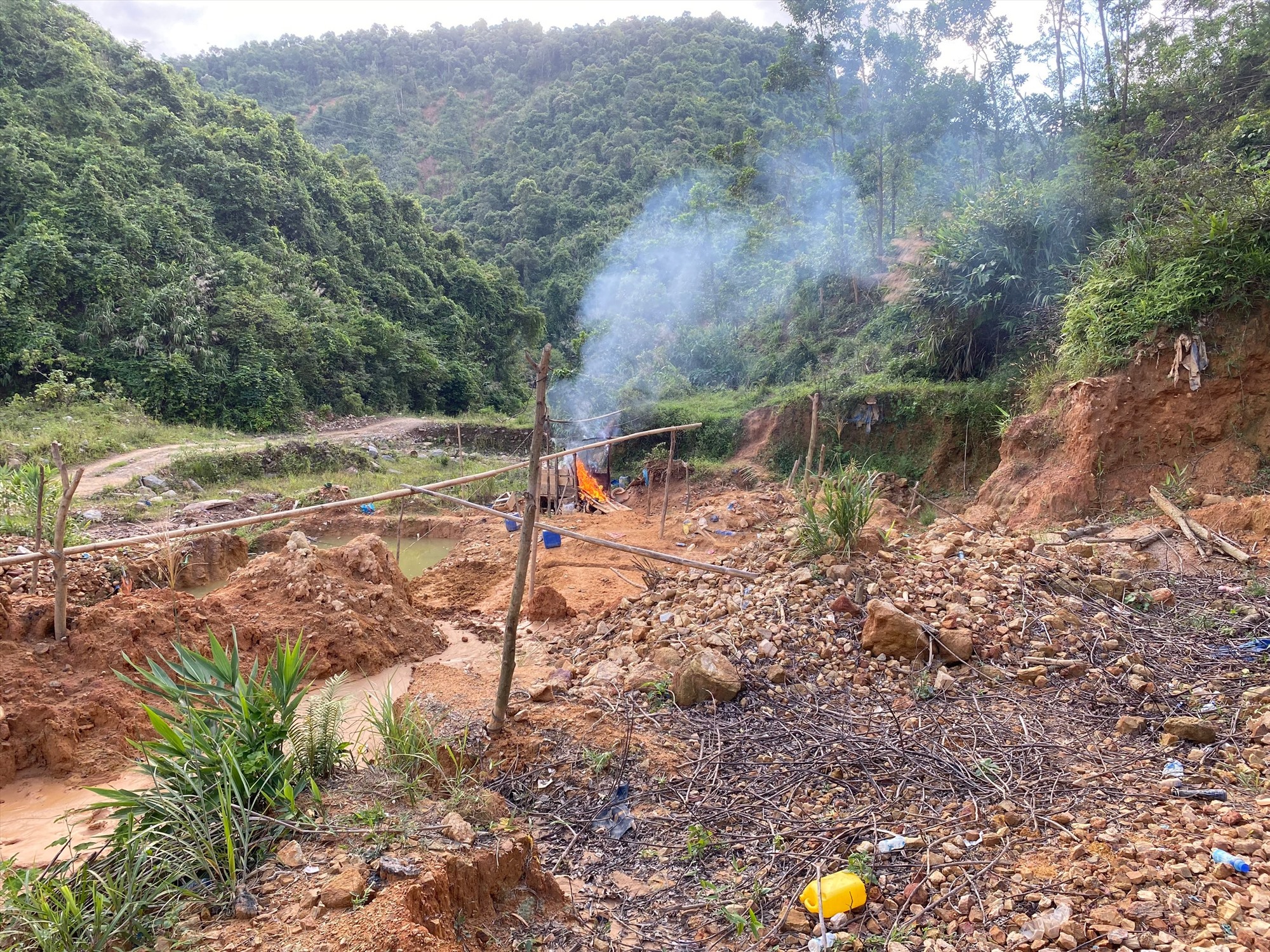 Công an đã tiến hành truy quét, tiêu hủy các lán trại.