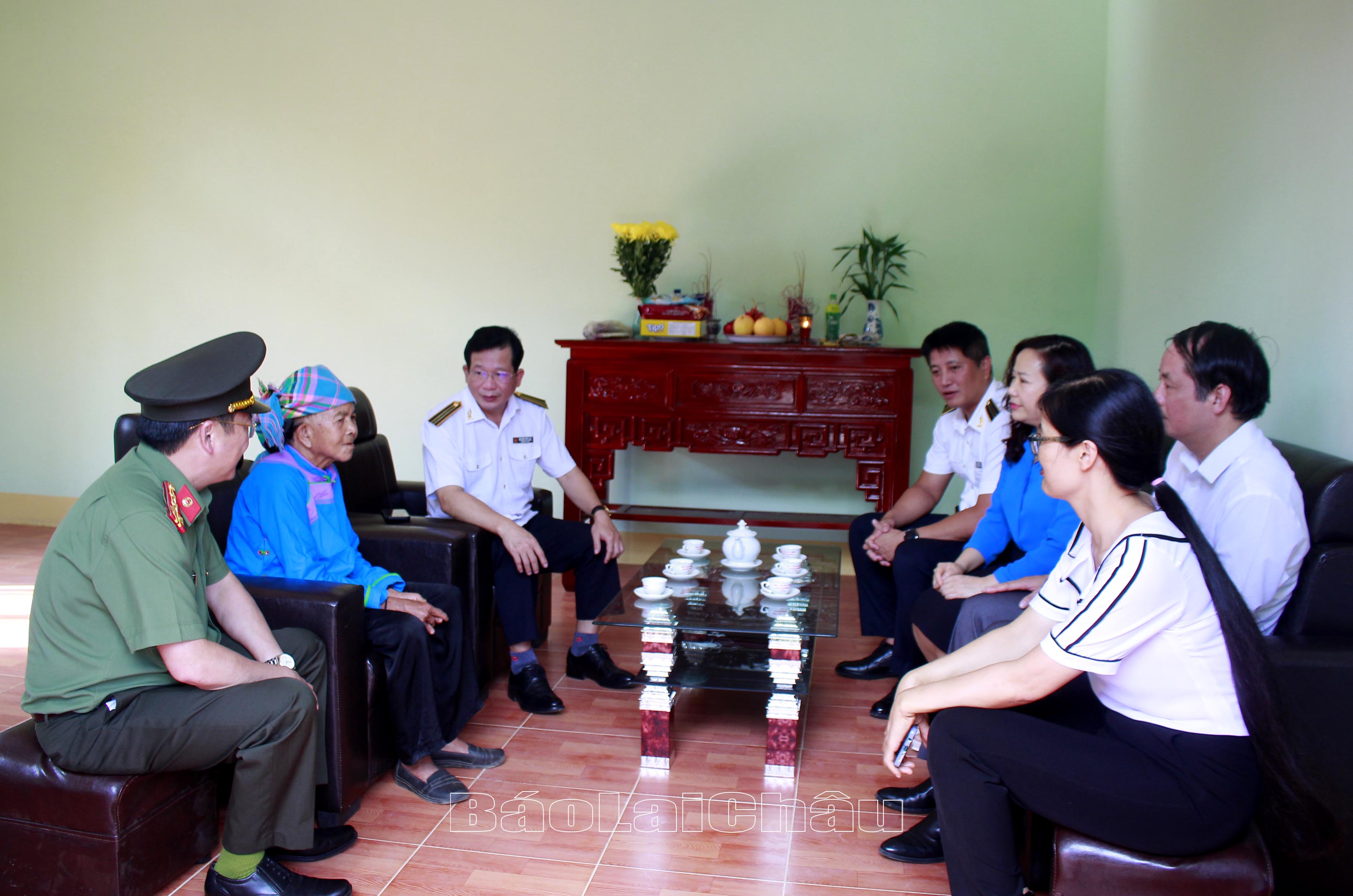 Các đồng chí lãnh đạo Công an tỉnh, Công đoàn Kiểm toán chuyên ngành 1B, huyện Tam Đường, xã Bình Lư trò chuyện với bà Tống Thị Din trong căn nhà mới. 