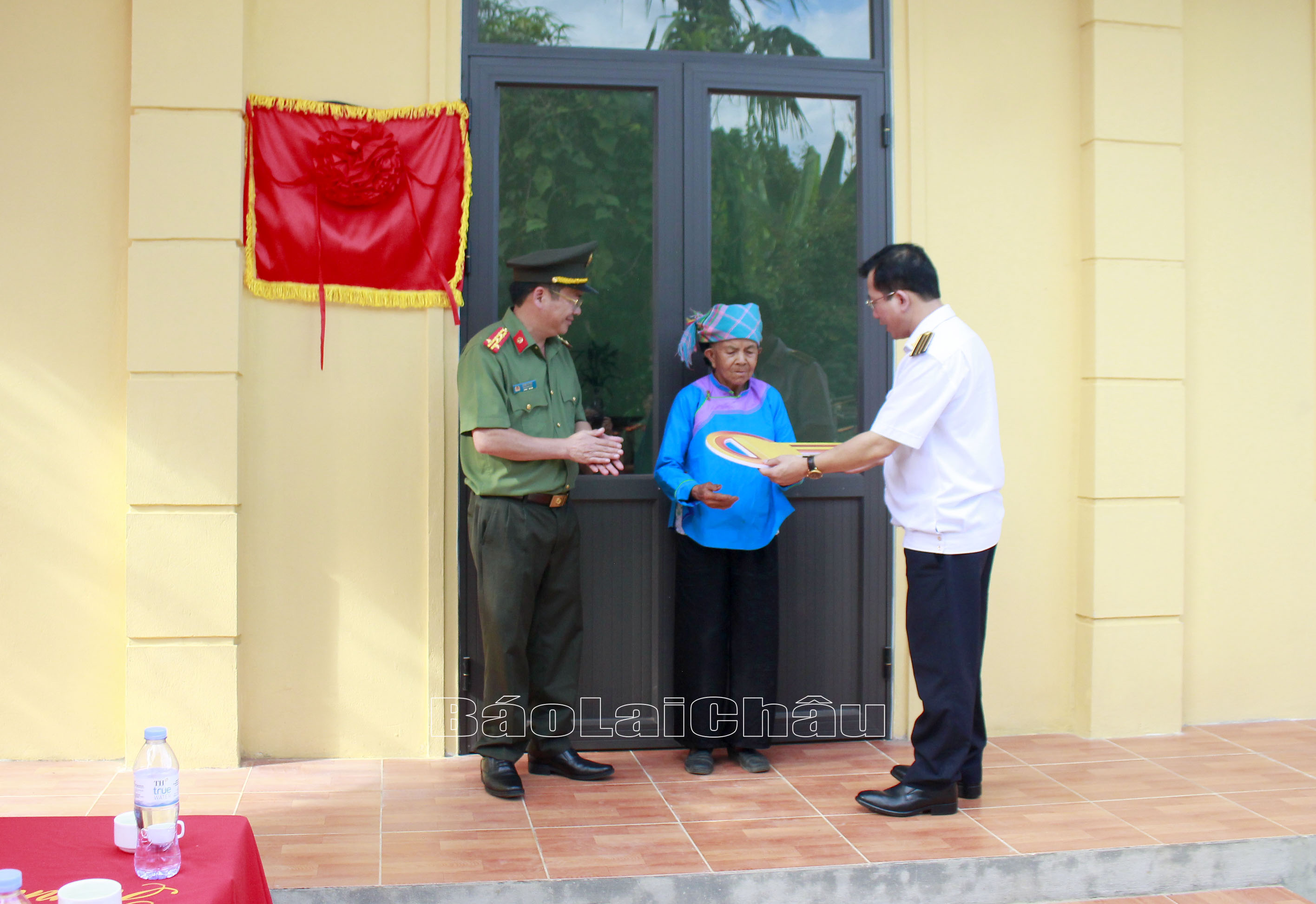 Các đồng chí lãnh đạo Công an tỉnh, Công đoàn Kiểm toán chuyên ngành 1B trao chìa khoá tượng trưng cho bà Tống Thị Din. 